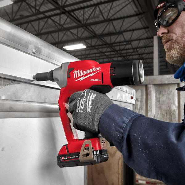 Máy bắn đinh rút milwaukee M18 FRT tiện lợi trong công việc